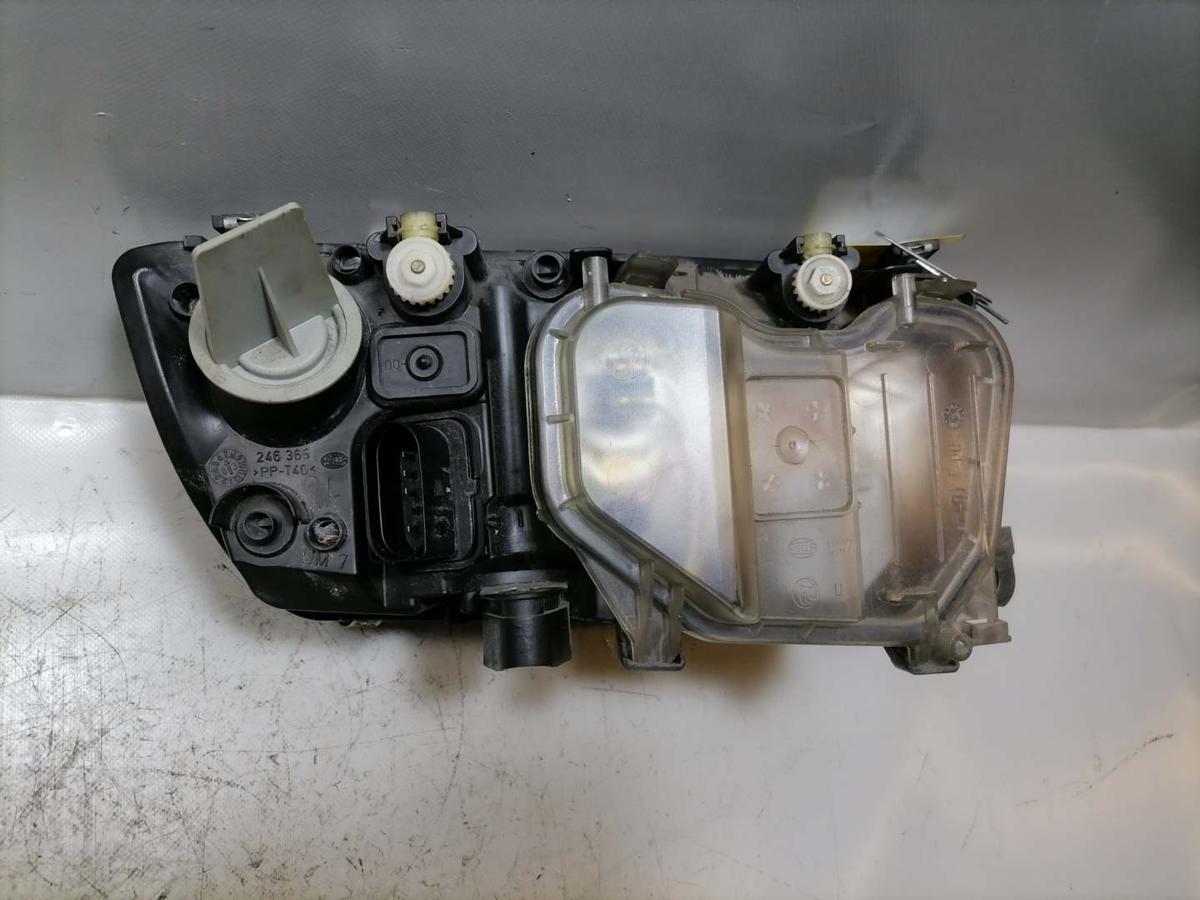Skoda Fabia 1 6Y original Scheinwerfer vorn links Halogen Schwarzer Hintergrund Bj.2003